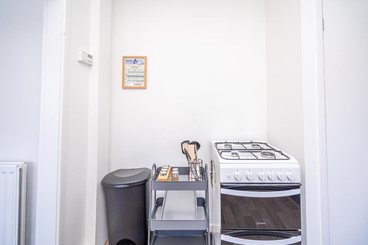 Spacious 5 Bedroom House - Sleeps 7 - 3-Car Driveway - Work - Leisure Wolverhampton Luaran gambar